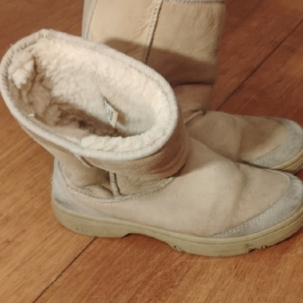Ugg Cozy Cream Shearling Boots. Some Wear And Scuffs, But Soles Are Good. Size 8